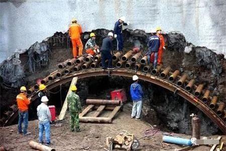 城东隧道钢花管支护案例